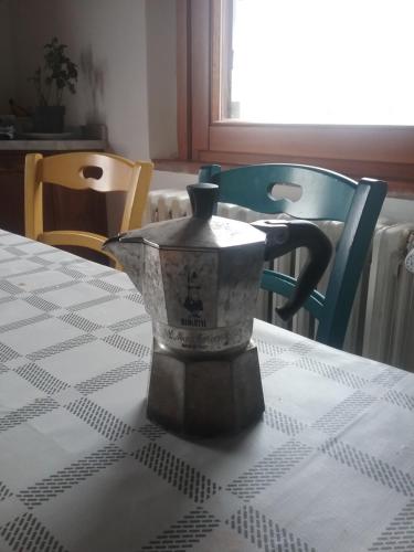 a vase sitting on top of a table at Agriturismo La Ca'Solare in Palaia