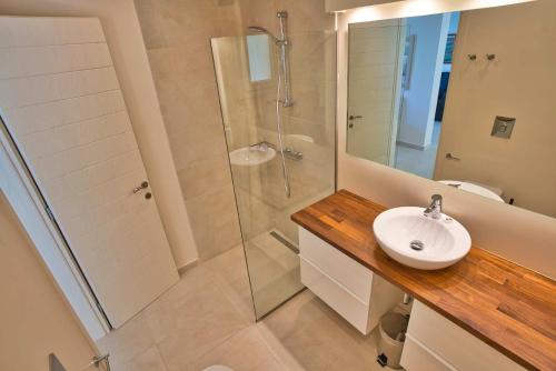 un bagno con lavandino e doccia di Paleopetres K-Eight - Premium Suite - Kalami - a Kalámi