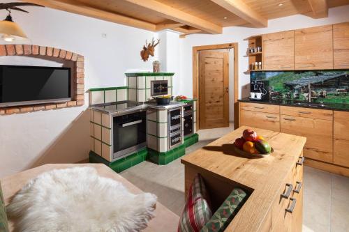 a large kitchen with a stove and a table at Ferienwohnung Grasmannlehen in Marktschellenberg