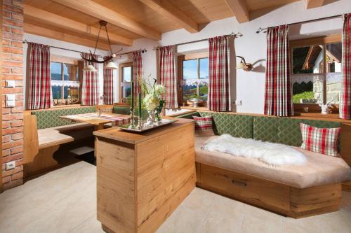 ein Wohnzimmer mit einem Sofa und einem Tisch in der Unterkunft Ferienwohnung Grasmannlehen in Marktschellenberg