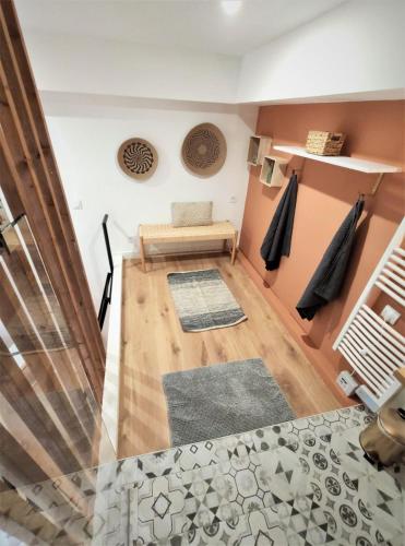 Cette chambre dispose de parquet et d'une table. dans l'établissement LE LANTERNIER - Hypercentre Les Quais - Netflix, à Toulouse