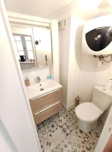 une salle de bain avec des toilettes blanches et un lavabo dans l'établissement LE LANTERNIER - Hypercentre Les Quais - Netflix, à Toulouse