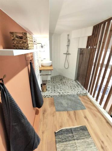 La salle de bains est pourvue d'une douche, d'un lavabo et d'une porte. dans l'établissement LE LANTERNIER - Hypercentre Les Quais - Netflix, à Toulouse