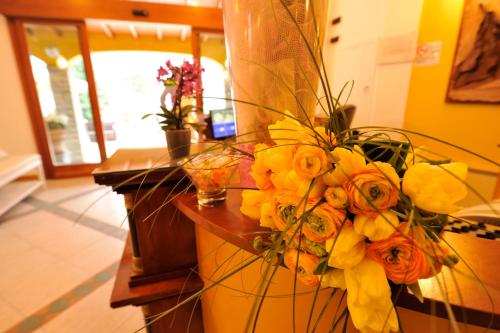 a bouquet of yellow flowers sitting on a counter at Villa Kinzica in Sale Marasino