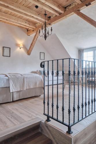a bedroom with a bed and a chandelier at Pałac Kamieniec in Polanica-Zdrój