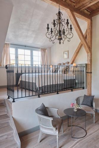 a bedroom with a bed and a chandelier at Pałac Kamieniec in Polanica-Zdrój