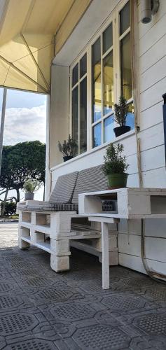 a bench sitting on the side of a house at Hotel Zia Piera in Chiavari