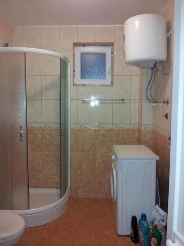 Ένα μπάνιο στο Apartments Macaso