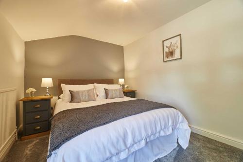 - une chambre avec un grand lit et 2 tables de chevet dans l'établissement Host & Stay - Cummins & Goings Cottage, à Barnard Castle