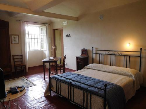 - une chambre avec un lit, une table et une fenêtre dans l'établissement Agriturismo La Tilia, à Lequio Tanaro