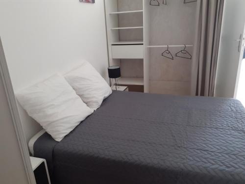 - une chambre avec un lit et 2 oreillers dans l'établissement Les terrasses de Mirande, à La Rochelle