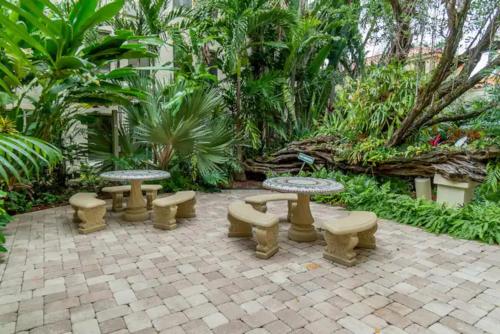 Taman di luar Palm Beach Paradise Walk to Beach Pool WiFi 86" TV WiFi
