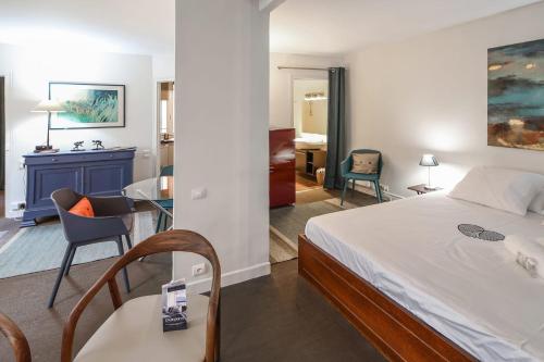 une chambre d'hôtel avec un lit et une salle à manger dans l'établissement Appartement de la Tour - Welkeys, à Paris