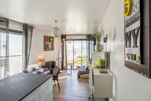 een keuken en een woonkamer met een koelkast bij Nice flat with terrace & parking close to beaches in La Rochelle - Welkeys in La Rochelle