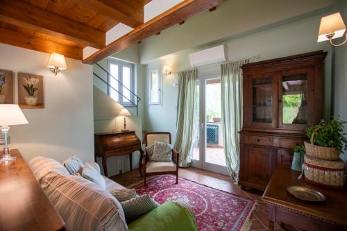 een woonkamer met een bank en een tafel bij L'Olivo Country Resort & SPA in Bassano in Teverina