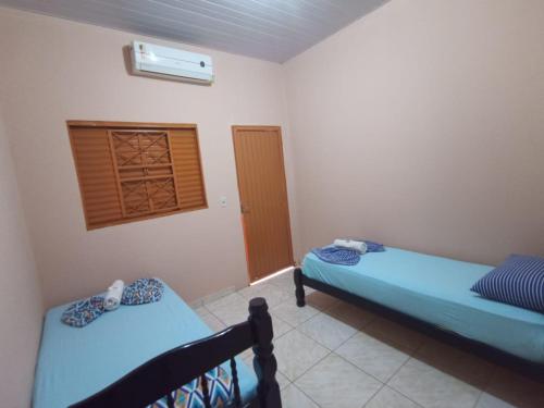 Giường trong phòng chung tại Pousada do Paulim