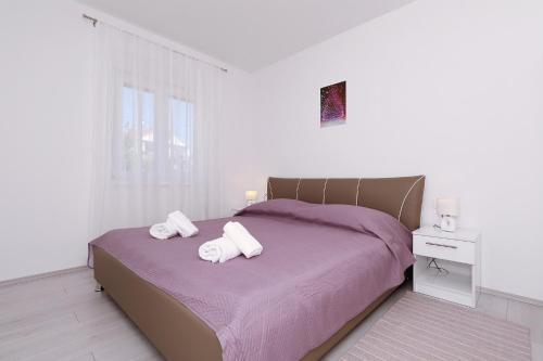 Un dormitorio con una cama con dos toallas encima. en Apartman Lili, en Zadar