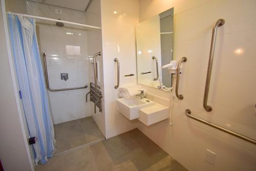 a bathroom with a sink and a mirror at Hotel Villa Santo Agostinho in Bragança Paulista