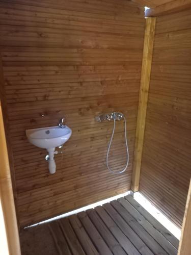 La salle de bains est pourvue d'un lavabo dans un mur en bois. dans l'établissement Natur'ânes, à Mialet