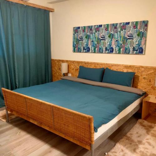 1 dormitorio con 1 cama grande con sábanas azules en Lao Yu Homestay en Taitung