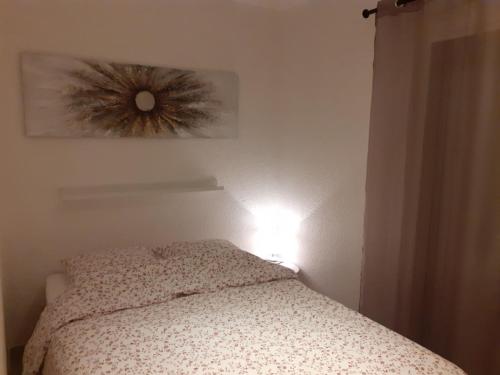 um quarto com uma cama e um espelho na parede em Vacances cocooning em La Londe-les-Maures