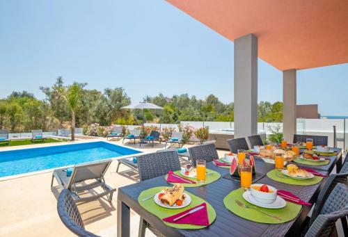 Villa Riviera - com piscina aquecível, 2 jacuzzis e BBQ em Armação de Pêra