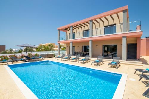 Villa Riviera - com piscina aquecível, 2 jacuzzis e BBQ em Armação de Pêra