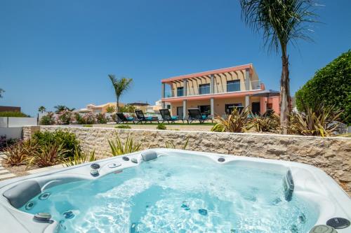 Villa Riviera - com piscina aquecível, 2 jacuzzis e BBQ em Armação de Pêra