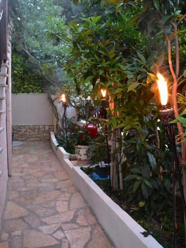 Κήπος έξω από το Gardenos Mamas Reas