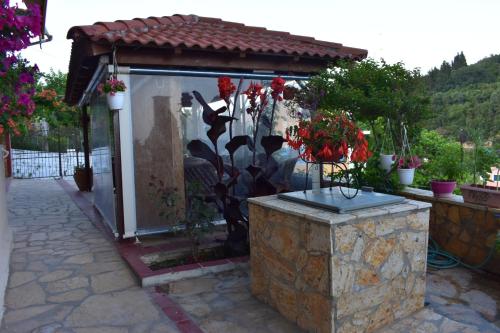 Κήπος έξω από το Gardenos Mamas Reas