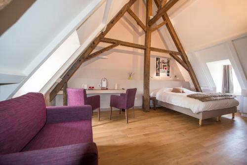 Schlafzimmer mit einem Bett, einem Tisch und Stühlen in der Unterkunft Château du Bost - Teritoria in Bellerive-sur-Allier