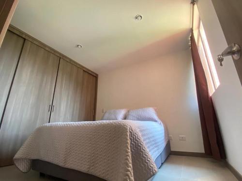 Postel nebo postele na pokoji v ubytování APTO AMOBLADO 77 mt2