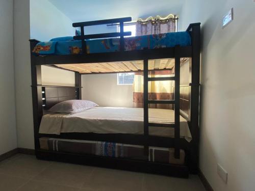 Poschodová posteľ alebo postele v izbe v ubytovaní APTO AMOBLADO 77 mt2