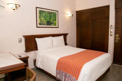 Hotel Alameda Centro Historico tesisinde bir odada yatak veya yataklar
