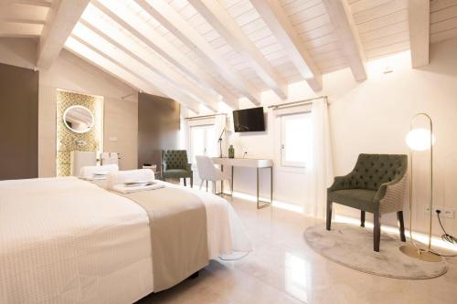 1 dormitorio con 1 cama, mesa y sillas en Hotel 1877 Sensaciones & SPA ADULTS ONLY, en Albarracín