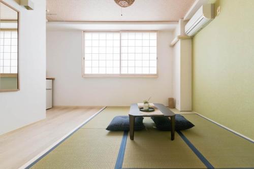 um quarto com uma mesa no meio de um quarto em Karasuma Annex 2F - 3F - Vacation STAY 32636v em Quioto