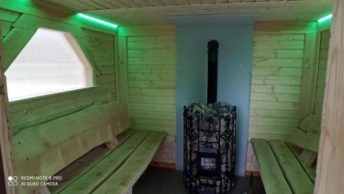 a room with a bench and a window at Dom Królewski Róg in Giżycko