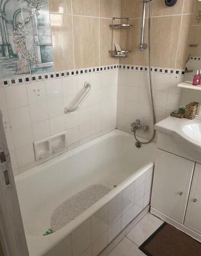 une salle de bain avec une baignoire et un lavabo dans l'établissement appartement à Cannes, à Cannes