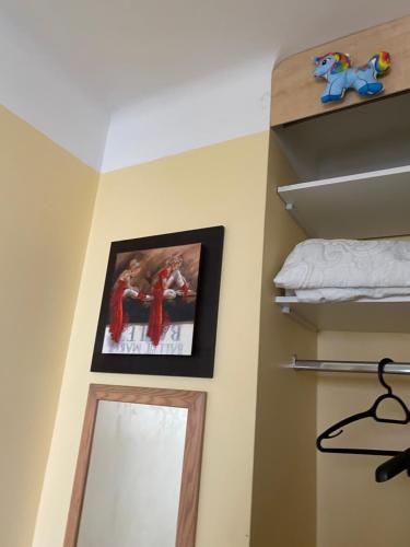 une chambre avec un miroir et une photo sur le mur dans l'établissement appartement à Cannes, à Cannes