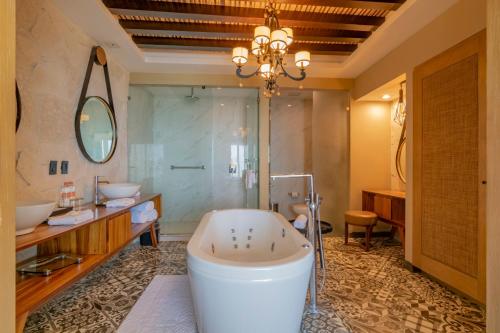 Ett badrum på Torre Lucerna Hotel Ensenada