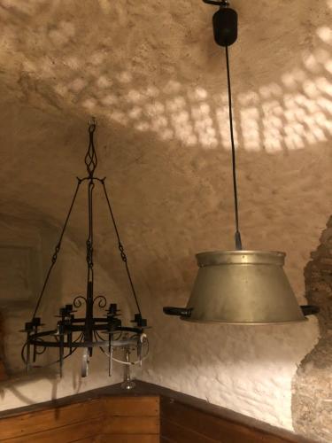aendant light hanging from a ceiling with a shadow of a wall at Altstadtmeise Rustika in Meisenheim