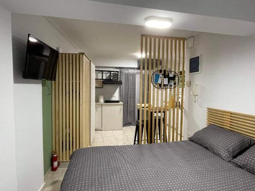 sypialnia z łóżkiem i małą kuchnią w obiekcie Blue Lagoon Studio w mieście Missolungi