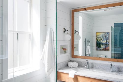 uma casa de banho com um lavatório e um espelho em Best Bower em Portland
