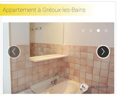 une salle de bain avec un lavabo, un miroir et une baignoire dans l'établissement coquet Studio Classé Deux Étoiles, Balcon avec Table, et Wifi, à Gréoux-les-Bains