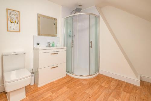 a bathroom with a shower and a toilet at Spacious Contractor House for Large Groups - Private Parking in Northampton
