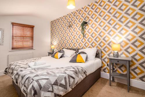 1 dormitorio con 1 cama grande con pared de acento en Spacious Contractor House for Large Groups - Private Parking, en Northampton