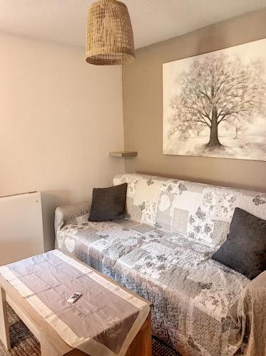 un salon avec un canapé et une table dans l'établissement Maison Barcarès 4 à 7 personnes climatisée, au Barcarès