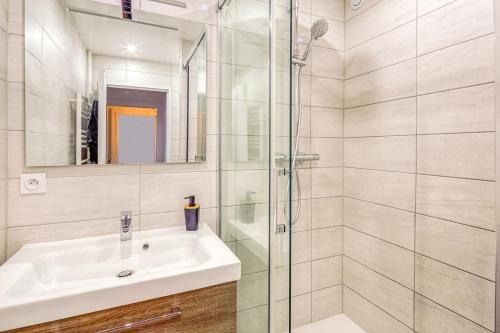 een badkamer met een wastafel en een glazen douche bij AlsaceTime, CENTRE Parking gratuit, TRAM WIFI, Fibre Orange, espace de travail in Straatsburg