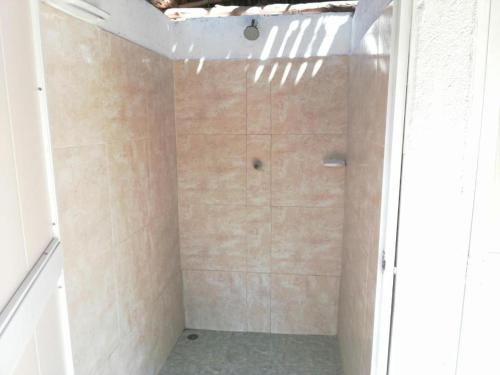 a bathroom with a toilet and a shower stall at Mirador del Parque Tayrona in El Zaino
