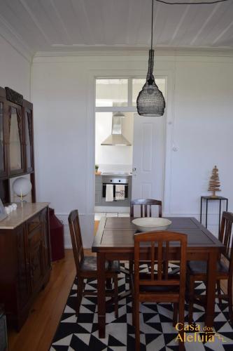 a kitchen and dining room with a table and chairs at Casa dos Aleluia in Coimbra